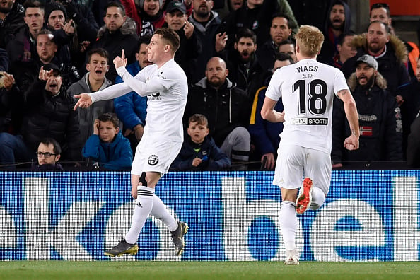 Valencia pick up morale-boosting point at the Nou Camp