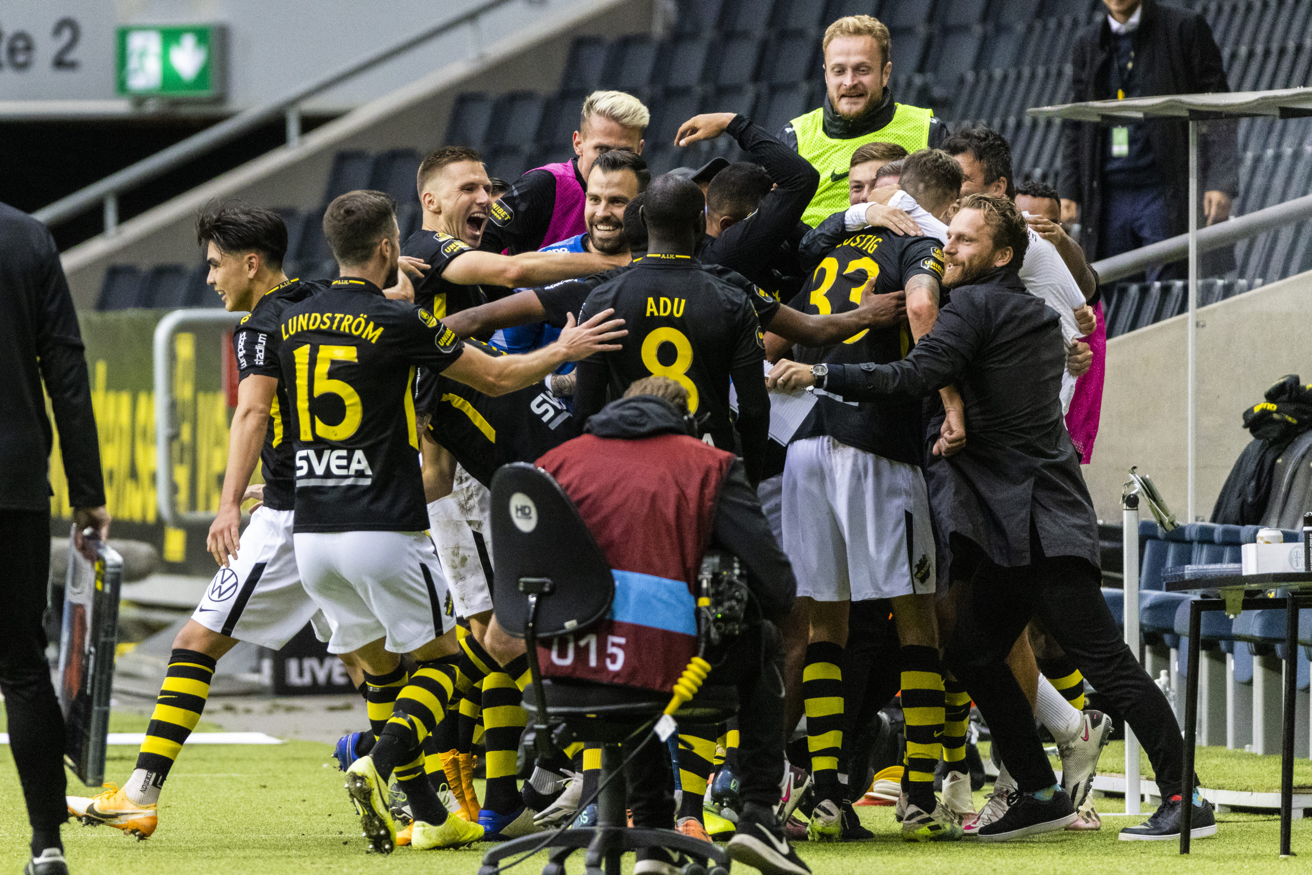 AIK players celebrate Lustig's goal