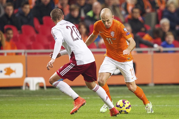 Antons Kurakins up against Arjen Robben