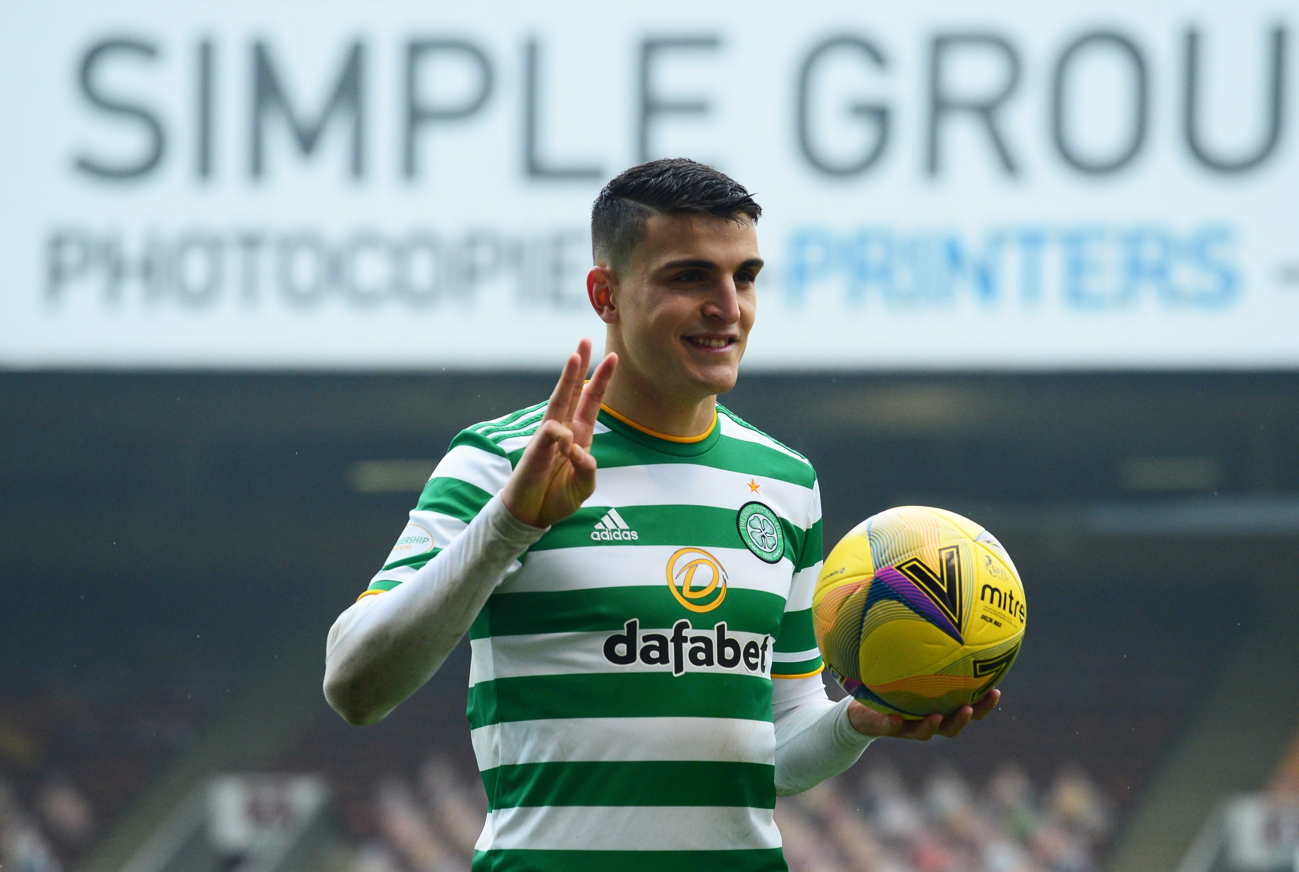 Elyounoussi still giving nothing away on Celtic future; no clamour from fans to sign him
