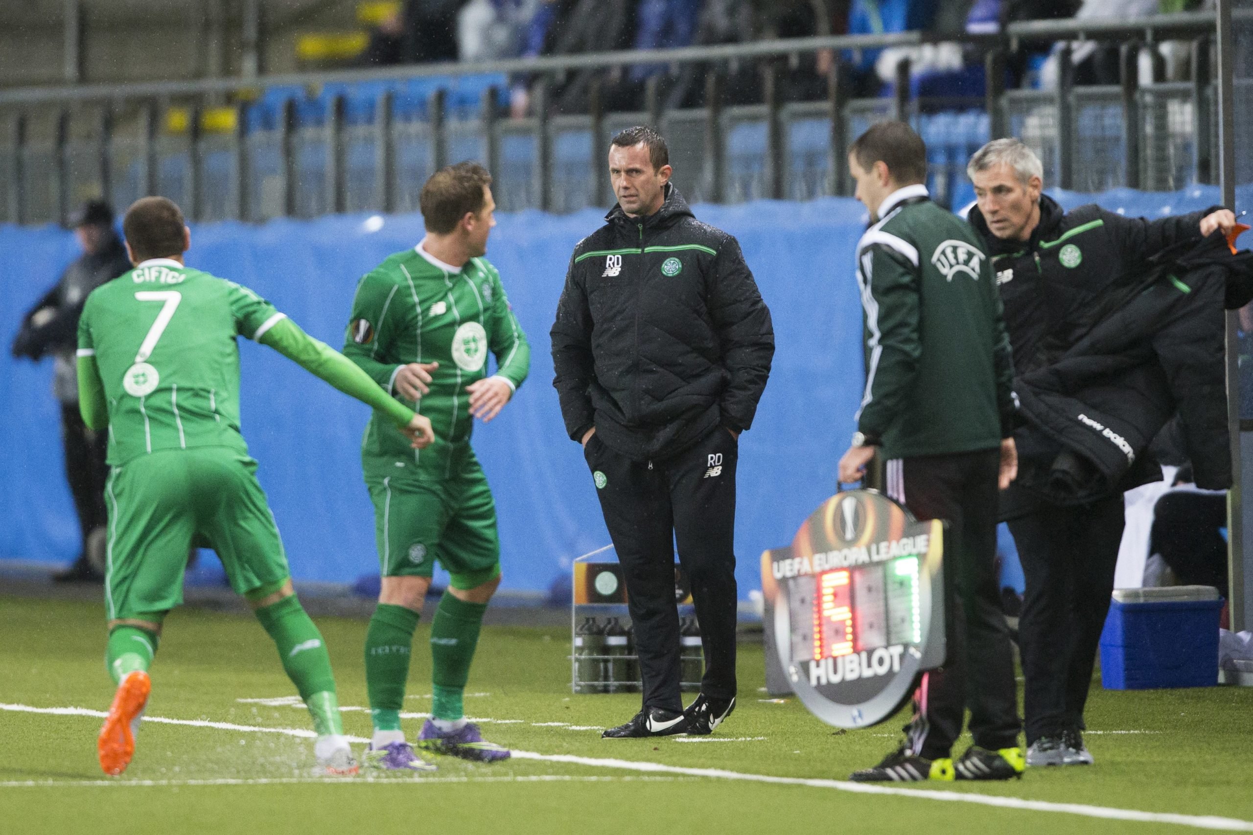 Ronny Deila and Kris Commons have a debate during Celtic's 3-1 loss to Molde in 2015