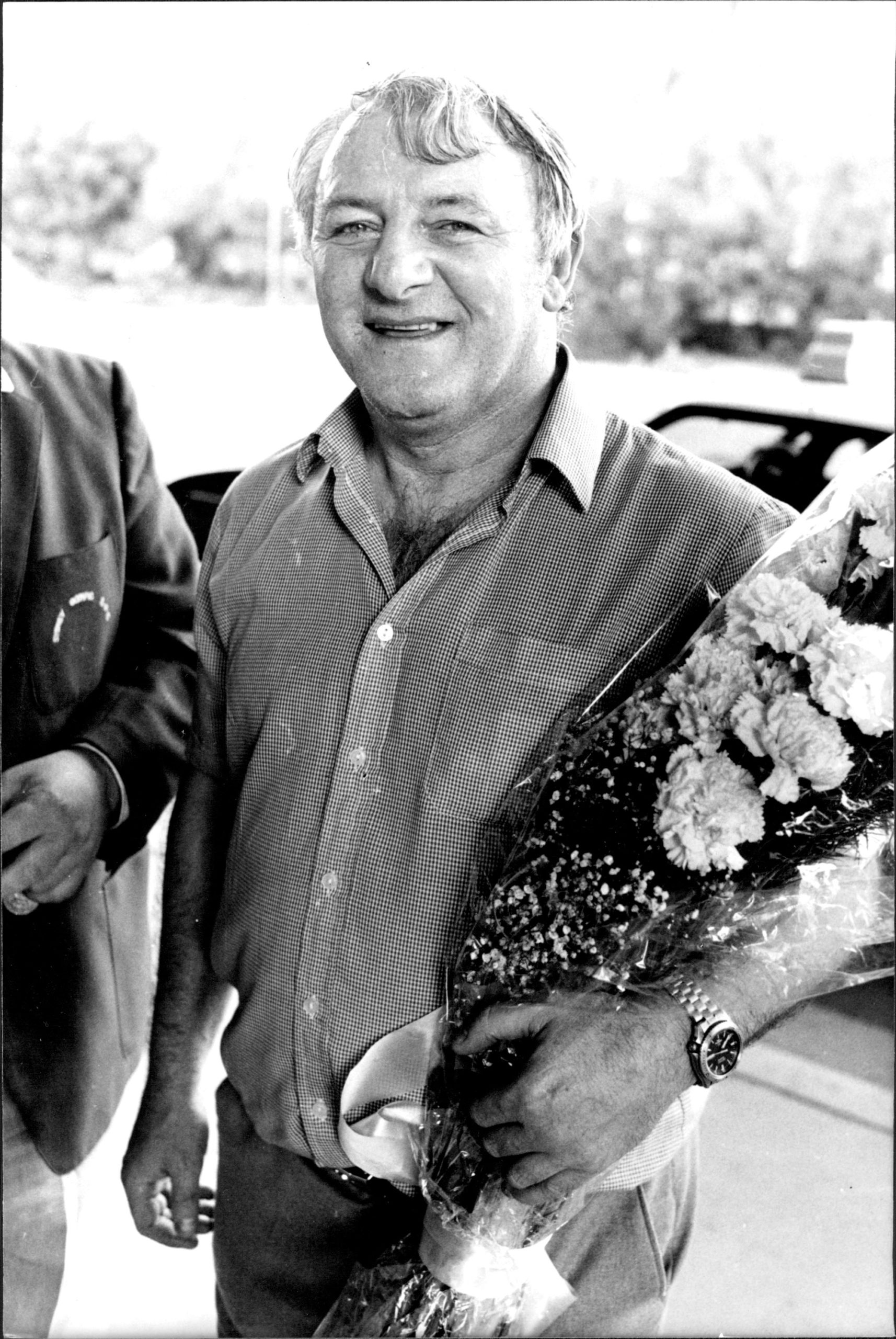 Tommy Docherty, globe trotting soccer coach arrived in Sydney this morning (Saturday) to take up a new 2 year coaching contract with the Sydney Olympic club.He was welcomed by members and officials of the club even a Miss Sydney Olympic 17 yr old Jenny Ma