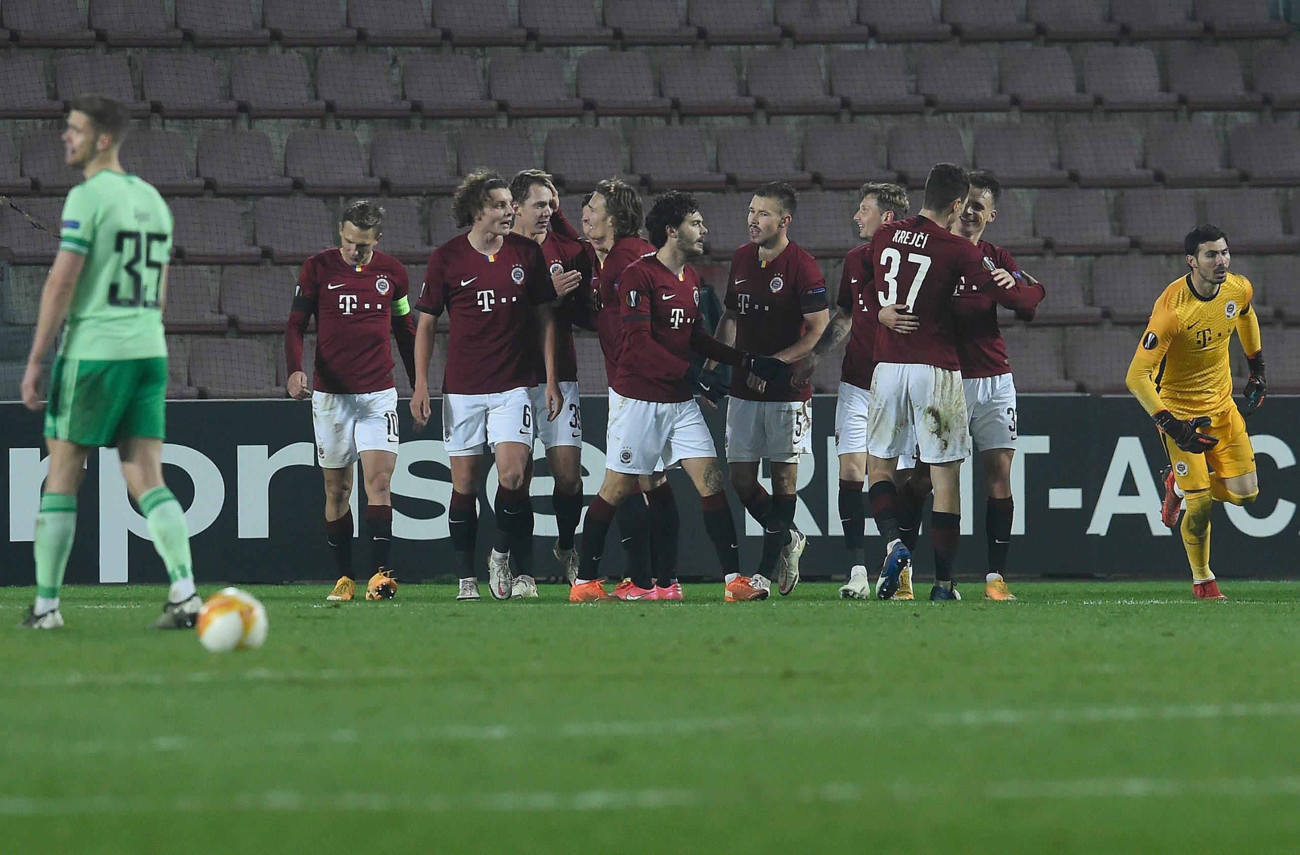 Sparta Prague celebrate v Celtic