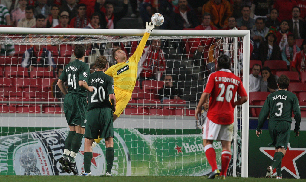 Celtic's goalkeeper Artur Boruc (C) make