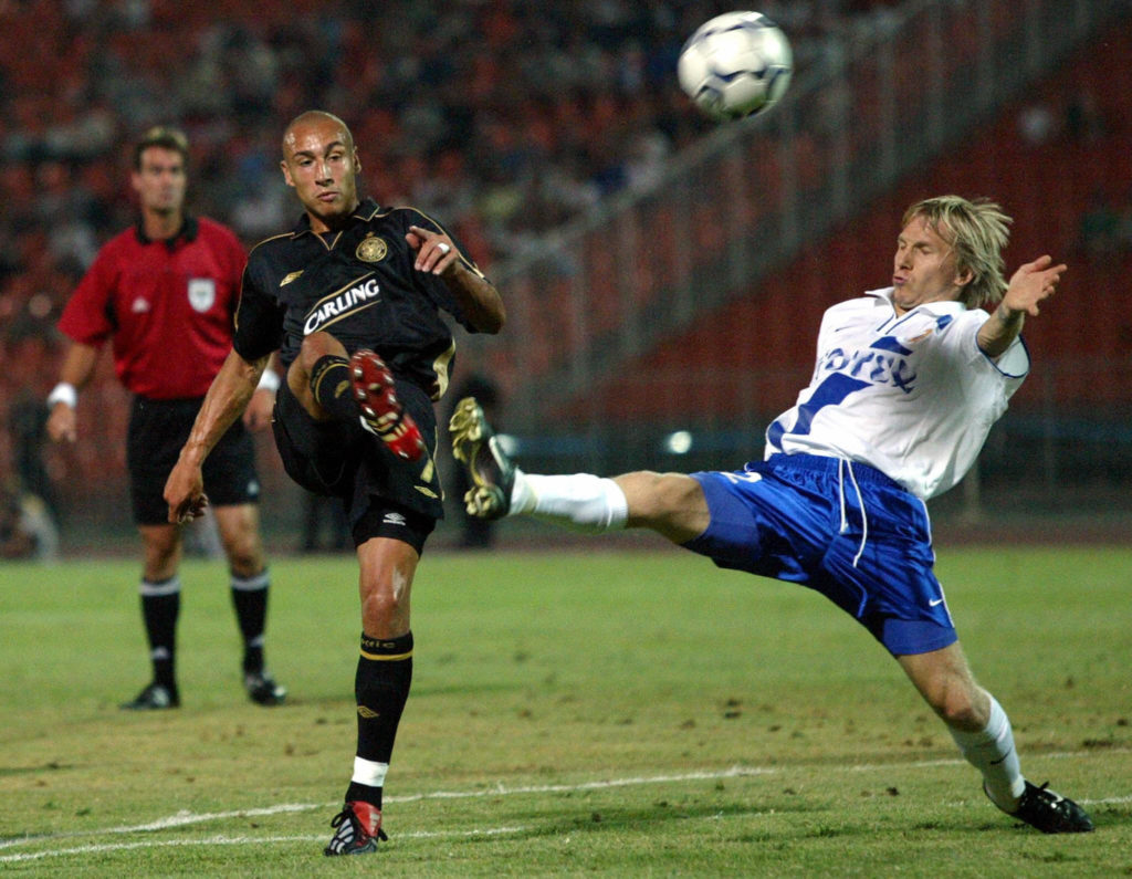Scottish striker Henrik Larsson(L) of th