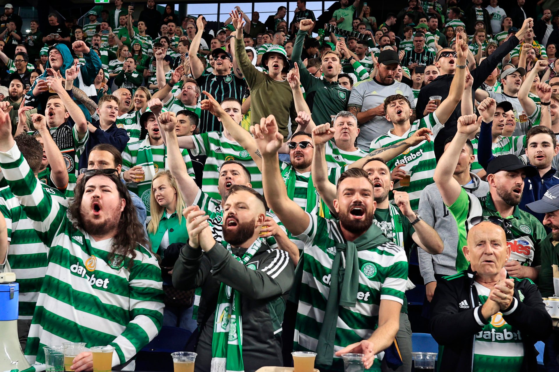 Over 1,000 Celtic supporters take over Sydney tourist spot as club