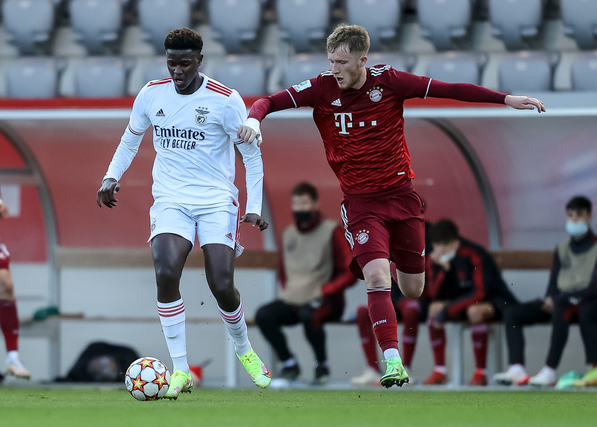 FC Bayern Muenchen U19 v SL Benfica U19 - Group E - UEFA Youth League