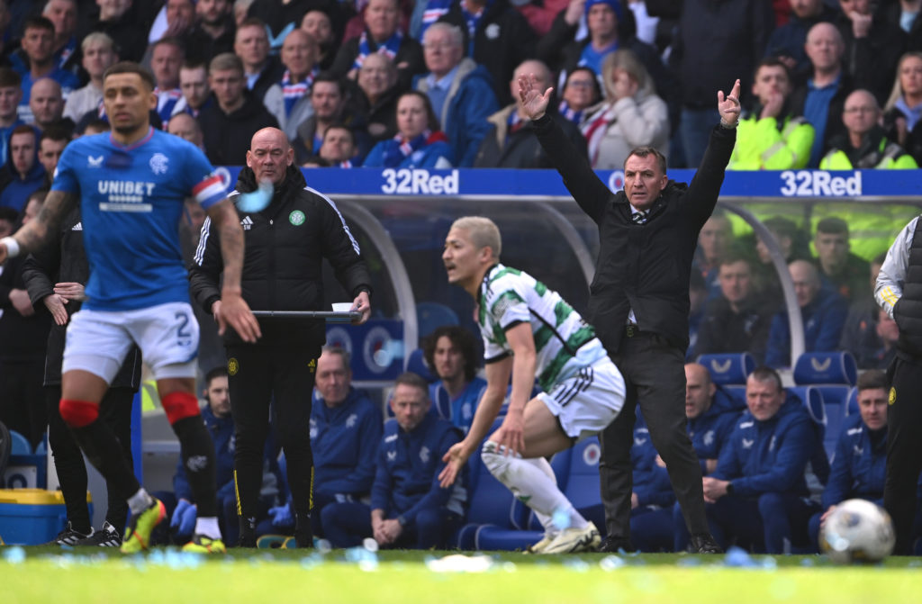 Brendan Rodgers, director del Celtic, habla durante el partido Cinch de la Premiership escocesa entre el Rangers FC y el Celtic FC en el estadio Ibrox.