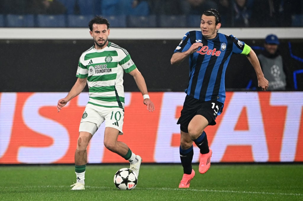 Celtic's German forward #10 Nicolas Kuhn fights for the ball with Atalanta's Dutch midfielder #15 Marten de Roon during the Champions League footba...