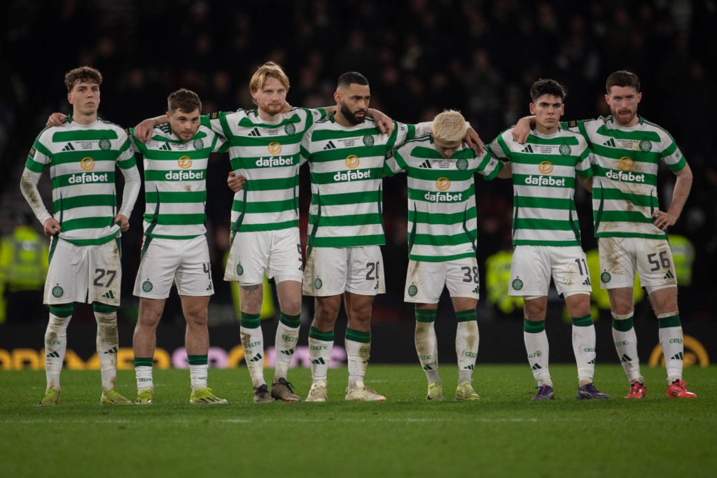 (De gauche à droite) Arne Engels, James Forrest, Liam Scales, Cameron Carter-Vickers, Daizen Maeda, Alex Valle et Anthony Ralston du Celtic s'alignent pour le pénal...