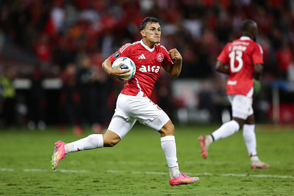 Alexandro Bernabei of Internacional celebrates after scoring the second goal of his team during the Copa CONMEBOL Libertadores Group F match between Internacional and Nacional at Beira-Rio Stadium