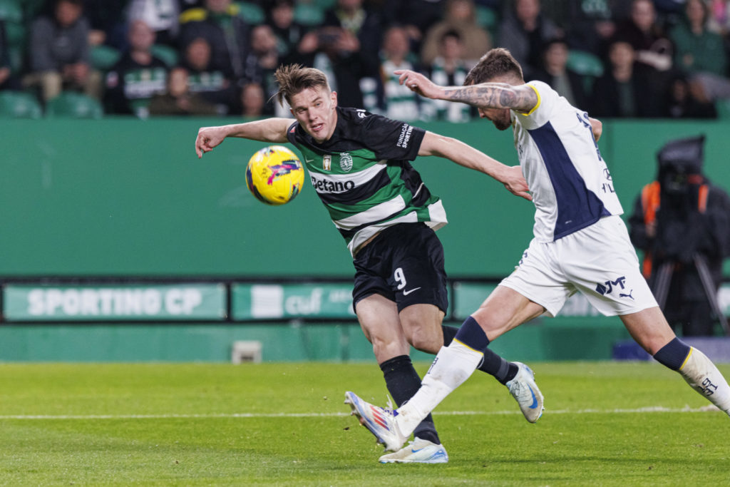 Justin de Haas tries to defend the ball from Viktor Gyokeres during Sporting CP vs Famalicao