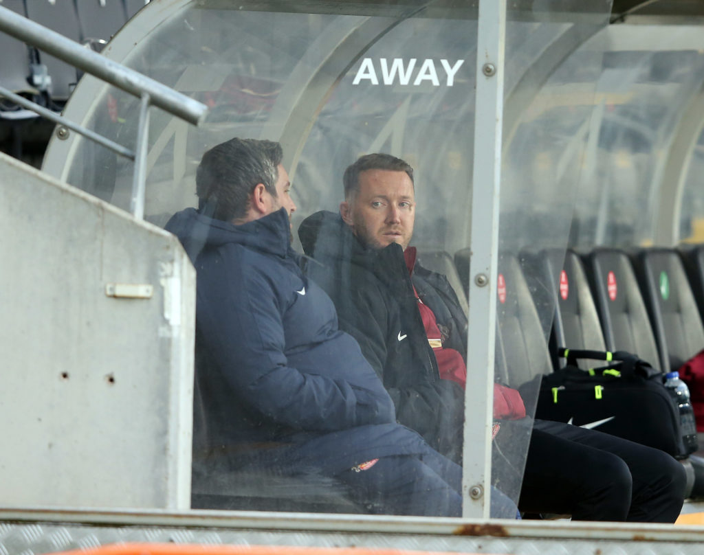 Sunderland head coach Lee Johnson talks with Aiden McGeady (R) before the Sky Bet League One match between Hull City and Sunderland at the Kcom Stadium
