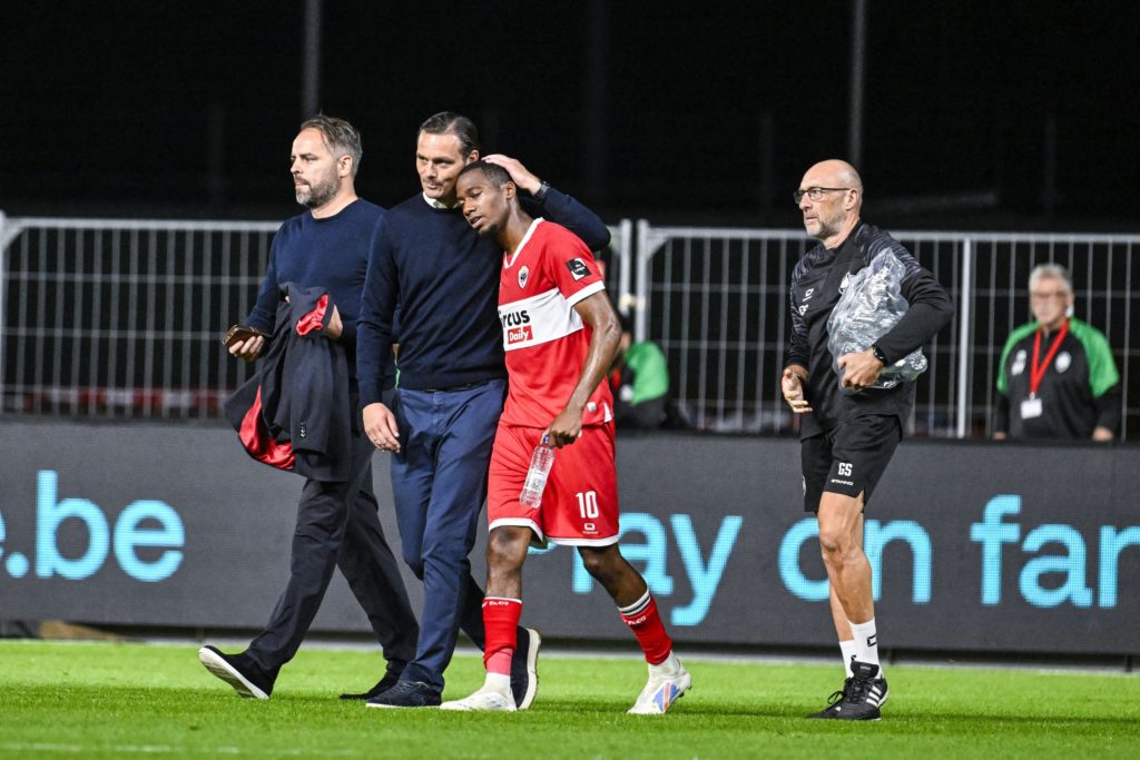 Antwerp's head coach Stef Wils consoles Antwerp's Michel Ange Balikwisha after a soccer match between Royal Antwerp FC and Royale Union Saint-Gilloise
