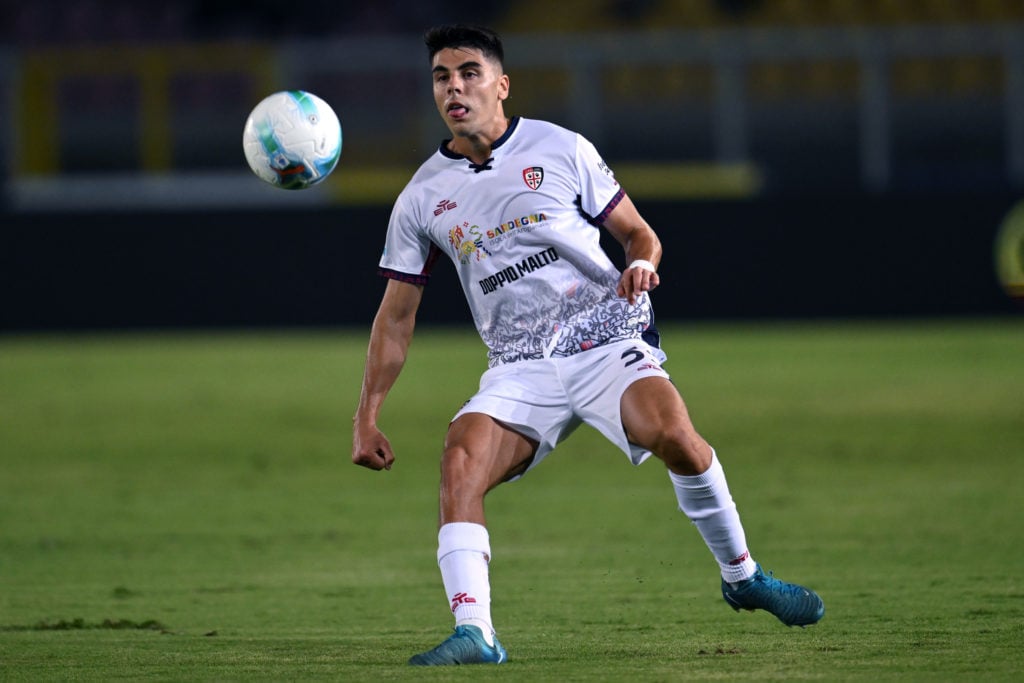 Adam Obert controls the ball during Lecce vs Cagliari