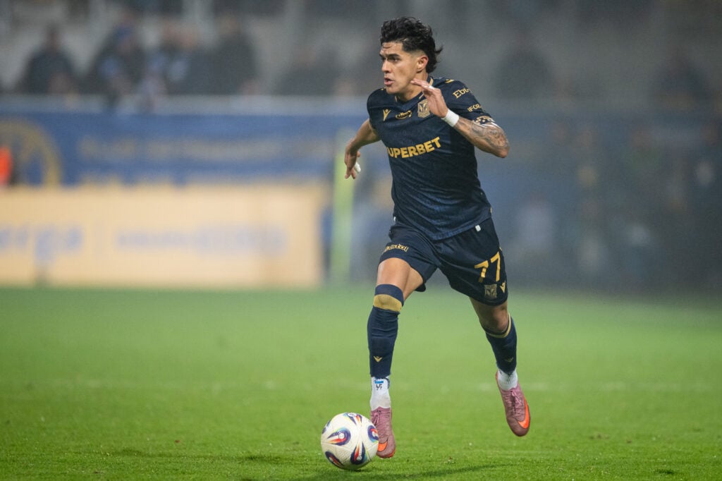 Luis Palma on the ball for Lech Poznan against Arka Gdynia