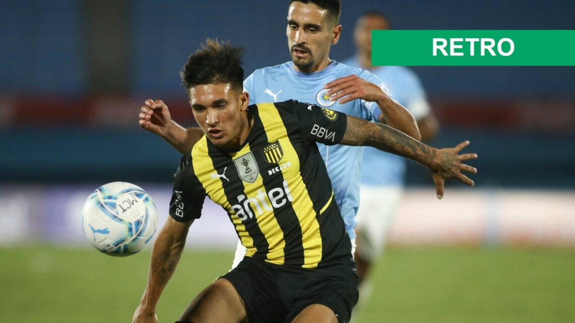 Ignacio Laquintana of Peñarol fights for the ball with José Álvarez of Torque during a match between Peñarol and Torque as part of Primera Division...