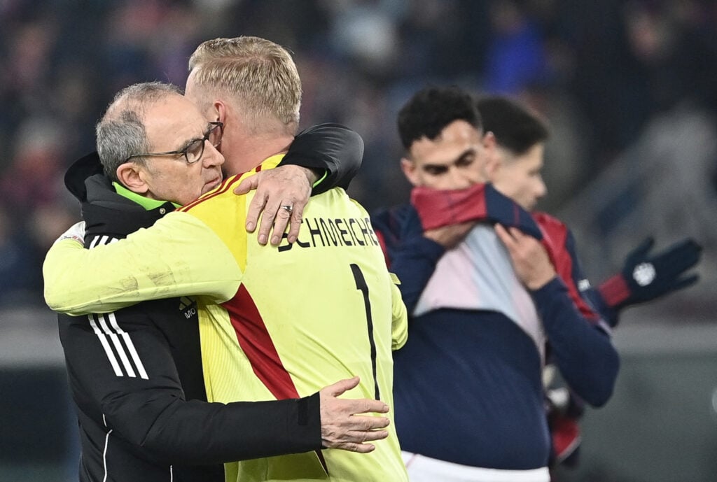 Martin O'Neill (L) embraces Celtic's Danish goalkeeper #01 Kasper Schmeichel