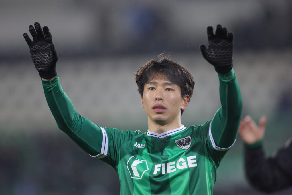 Celtic loanee Shin Yamada raises his hands whilst playing for Preuen Münster v VfL Bochum 1848 in 2. Bundesliga