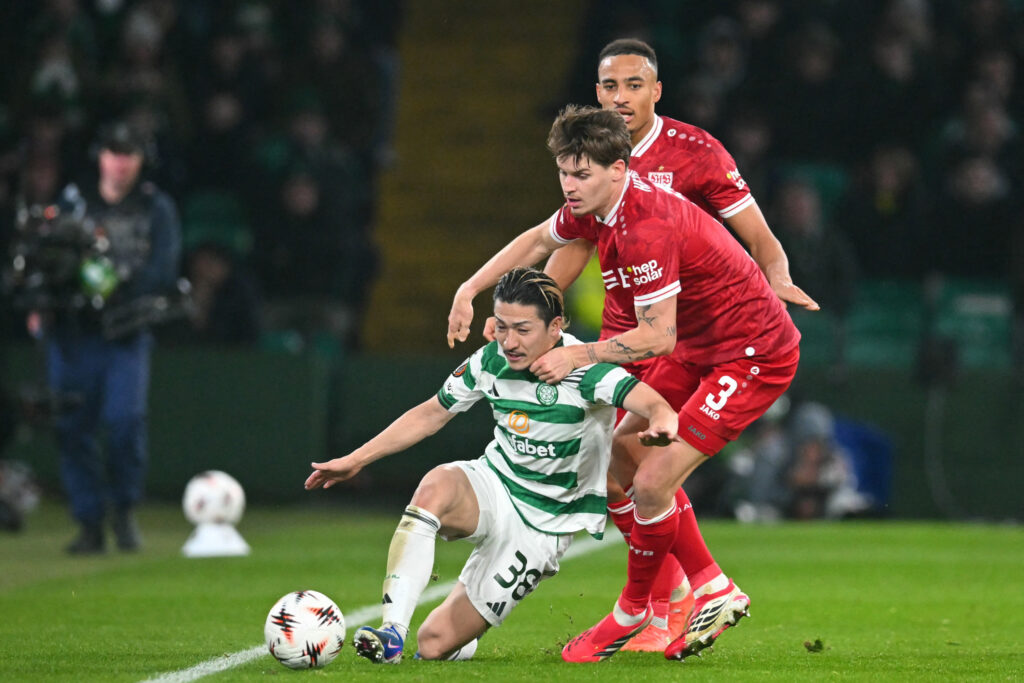 Daizen Maeda (L) vies with Stuttgart's Dutch defender #03 Ramon Hendriks (R) during the UEFA Europa League knockout round playoff, 1st leg football match between Celtic and Stuttgart