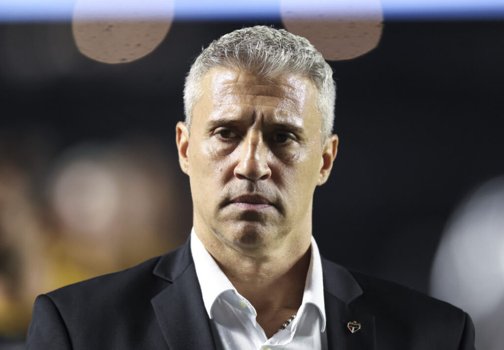 Hernan Crespo, head coach of Sao Paulo looks on during a Brasileirao 2026 match between Sao Paulo and Flamengo