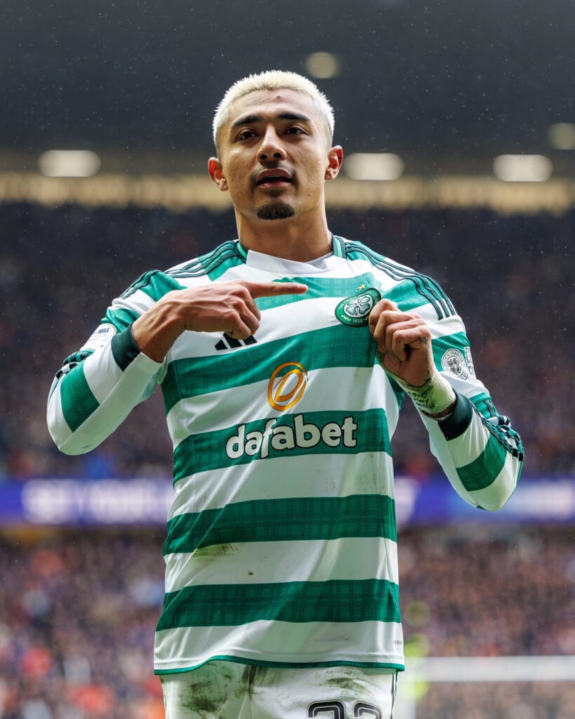 Julian Araujo trolls Rangers fans by pointing to the Celtic badge after an equaliser