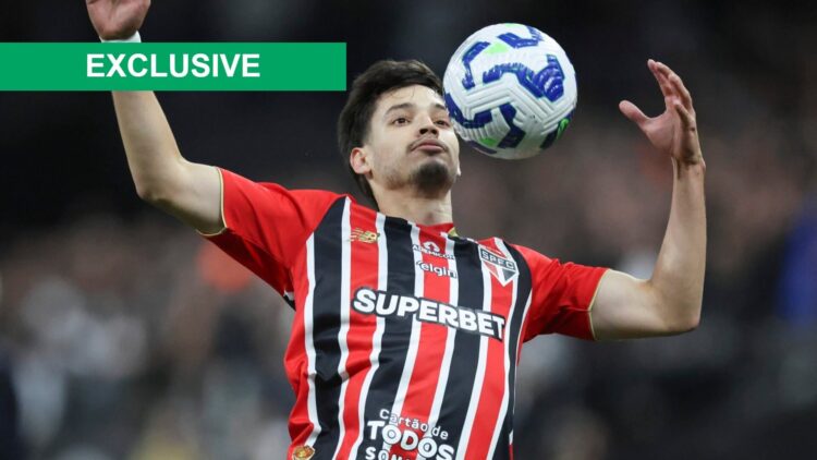 Damian Bobadilla of Sao Paulo controls the ball during a Brasileirao 2025 match between Corinthians and Sao Paulo