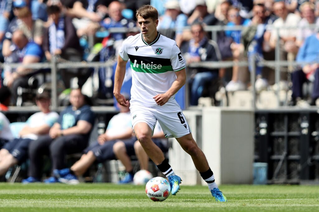 Celtic loanee Maik Nawrocki on the ball for Hannover 96 against VfL Bochum 1848 in 2. Bundesliga,