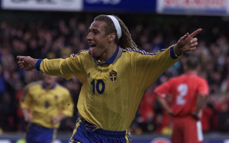 9 Oct 1999: Henrik Larsson of Sweden celebrates scoring the 2nd goal against Poland during the vital Euro 2000 qualifier in Rasunda Stadium, Stock...